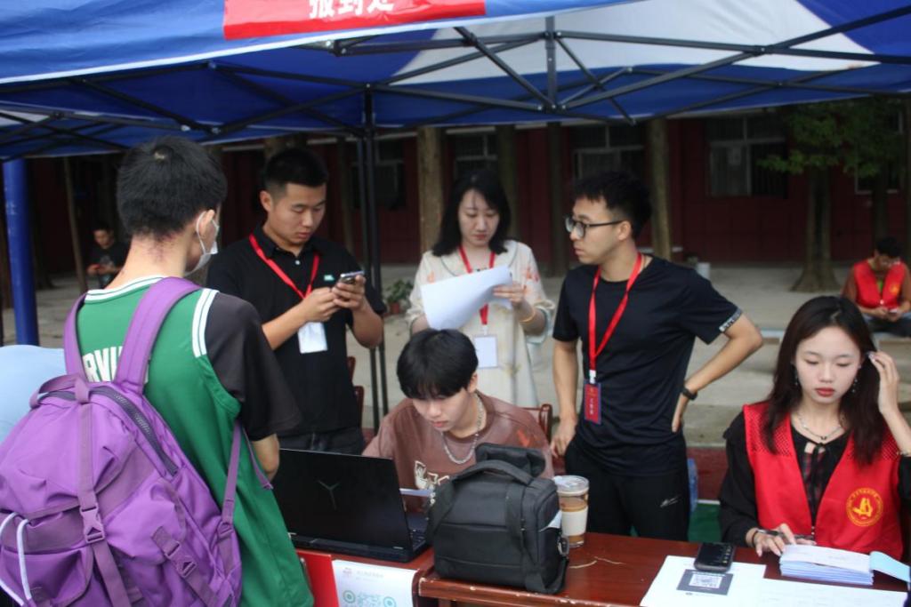 我校顺利开展迎接2023级新生报道工作 我校顺利开展迎接2023级新生报道工作