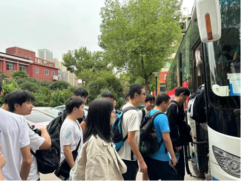 武科职学子开启新征程:申慱官网欢送学生赴企业实习就业! 武科职学子开启新征程:申慱官网欢送学生赴企业实习就业!