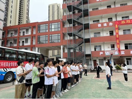 武科职学子开启新征程:申慱官网欢送学生赴企业实习就业! 武科职学子开启新征程:申慱官网欢送学生赴企业实习就业!