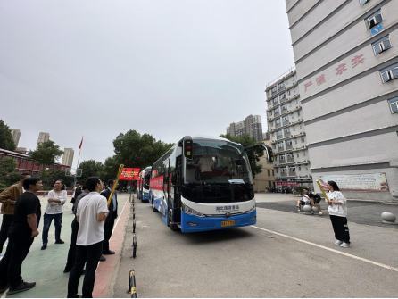 武科职学子开启新征程:申慱官网欢送学生赴企业实习就业! 武科职学子开启新征程:申慱官网欢送学生赴企业实习就业!