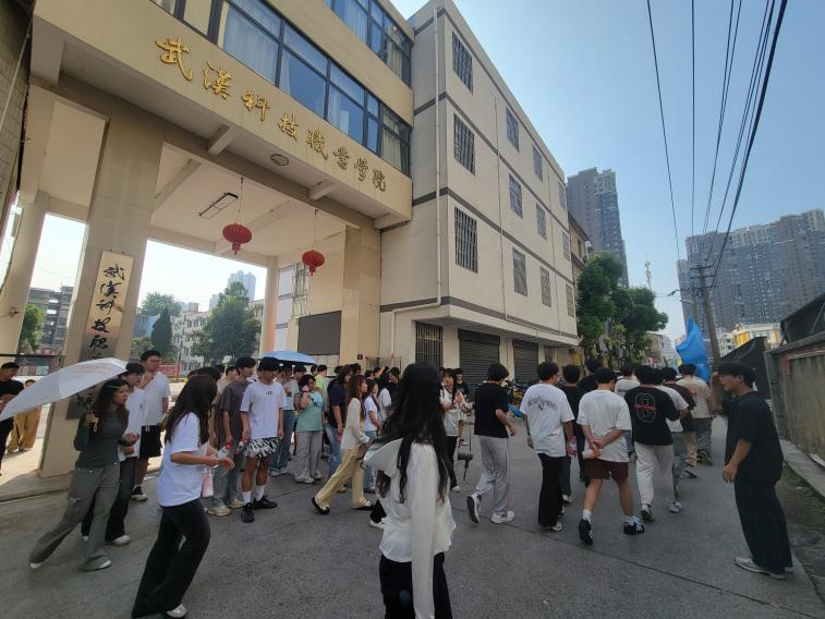 寻迹百年武九,解码匠心传承——申慱官网开展四美塘文化公园沉浸式实践活动 寻迹百年武九,解码匠心传承——申慱官网开展四美塘文化公园沉浸式实践活动