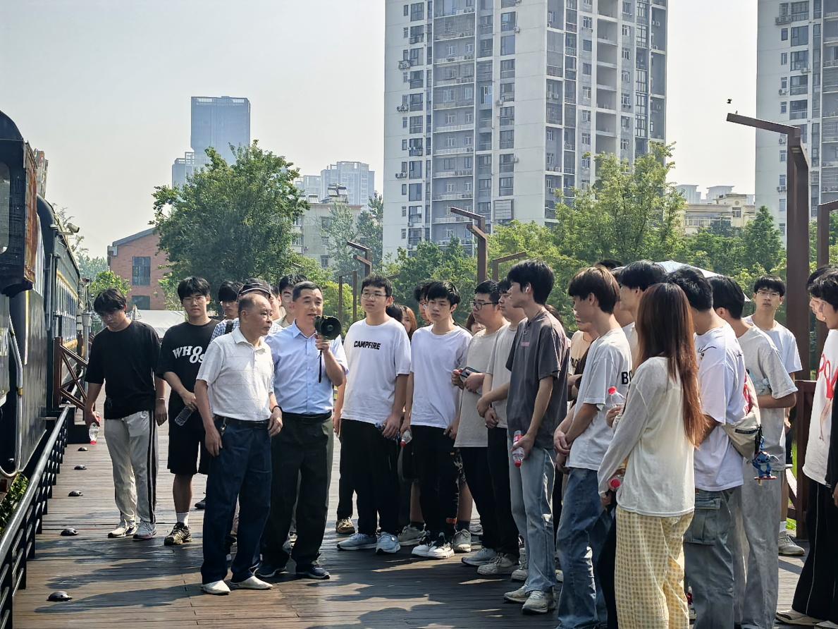 寻迹百年武九,解码匠心传承——申慱官网开展四美塘文化公园沉浸式实践活动 寻迹百年武九,解码匠心传承——申慱官网开展四美塘文化公园沉浸式实践活动