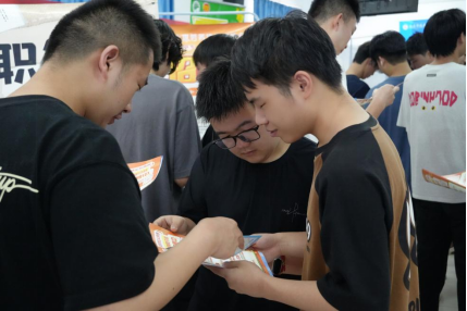 毕业进行时,就业零距离: sunbet申慱官网毕业证领取日巧设就业直通车 毕业进行时,就业零距离: sunbet申慱官网毕业证领取日巧设就业直通车