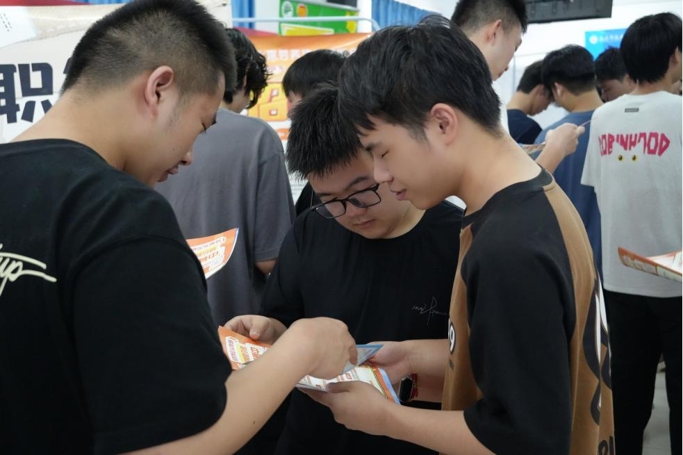 毕业进行时，就业零距离:  sunbet申慱官网毕业证领取日巧设就业直通车