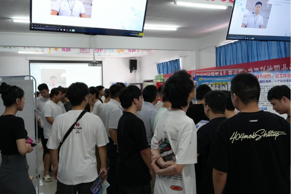 毕业进行时，就业零距离:  sunbet申慱官网毕业证领取日巧设就业直通车