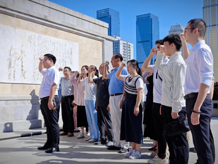 汲取防汛精神力量,共筑高校党建新篇——sunbet申慱官网、武汉城市职业学院计算机与电子信息工程学院共赴武汉防汛纪念碑开展主题党建活动 汲取防汛精神力量,共筑高校党建新篇——sunbet申慱官网、武汉城市职业学院计算机与电子信息工程学院共赴武汉防汛纪念碑开展主题党建活动