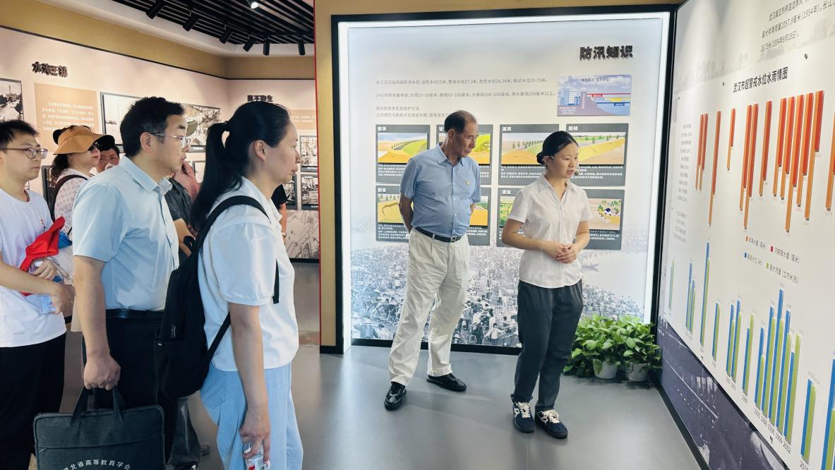 汲取防汛精神力量，共筑高校党建新篇——sunbet申慱官网、武汉城市职业学院计算机与电子信息工程学院共赴武汉防汛纪念碑开展主题党建活动