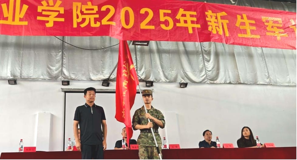 sunbet申慱官网2025年新生军训正式开营——铮铮青春正步走,意气风发戎装颜 sunbet申慱官网2025年新生军训正式开营——铮铮青春正步走,意气风发戎装颜