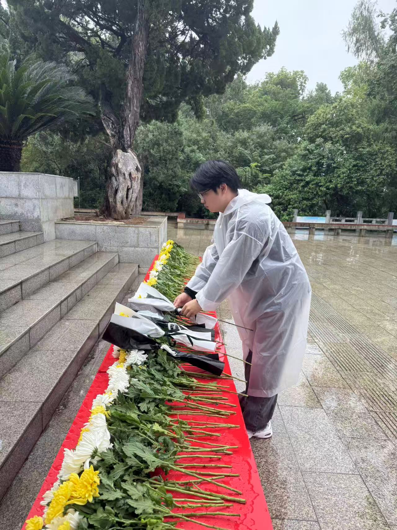 风雨寄哀思，精神永传承 ——申慱官网师生赴施洋烈士陵园开展祭扫活动
