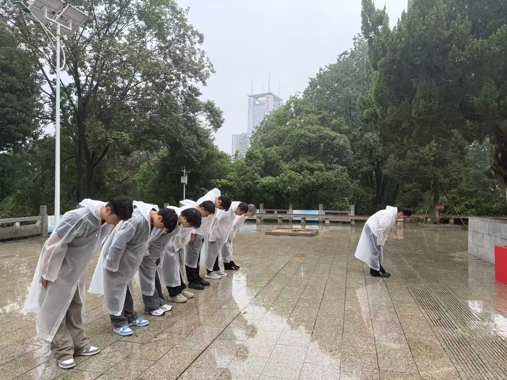 风雨寄哀思，精神永传承 ——申慱官网师生赴施洋烈士陵园开展祭扫活动
