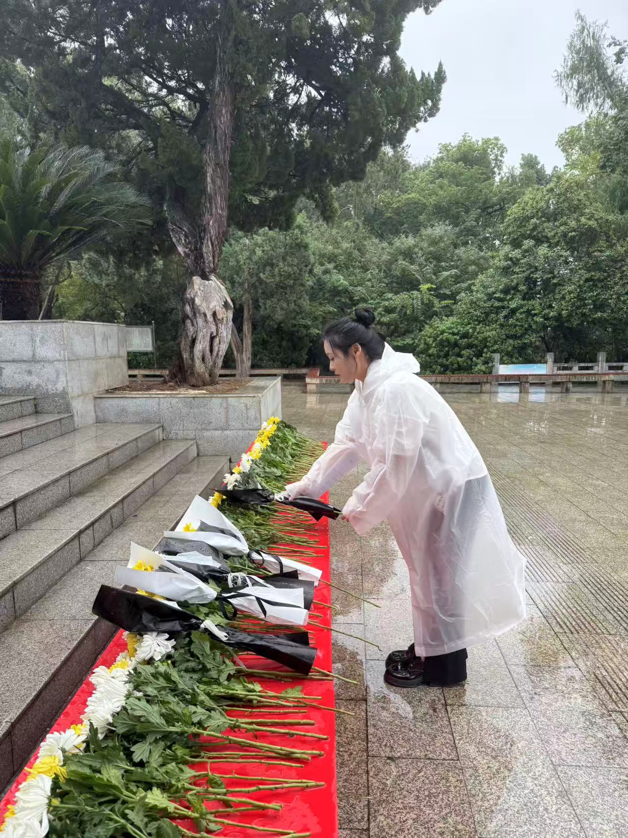 风雨寄哀思，精神永传承 ——申慱官网师生赴施洋烈士陵园开展祭扫活动