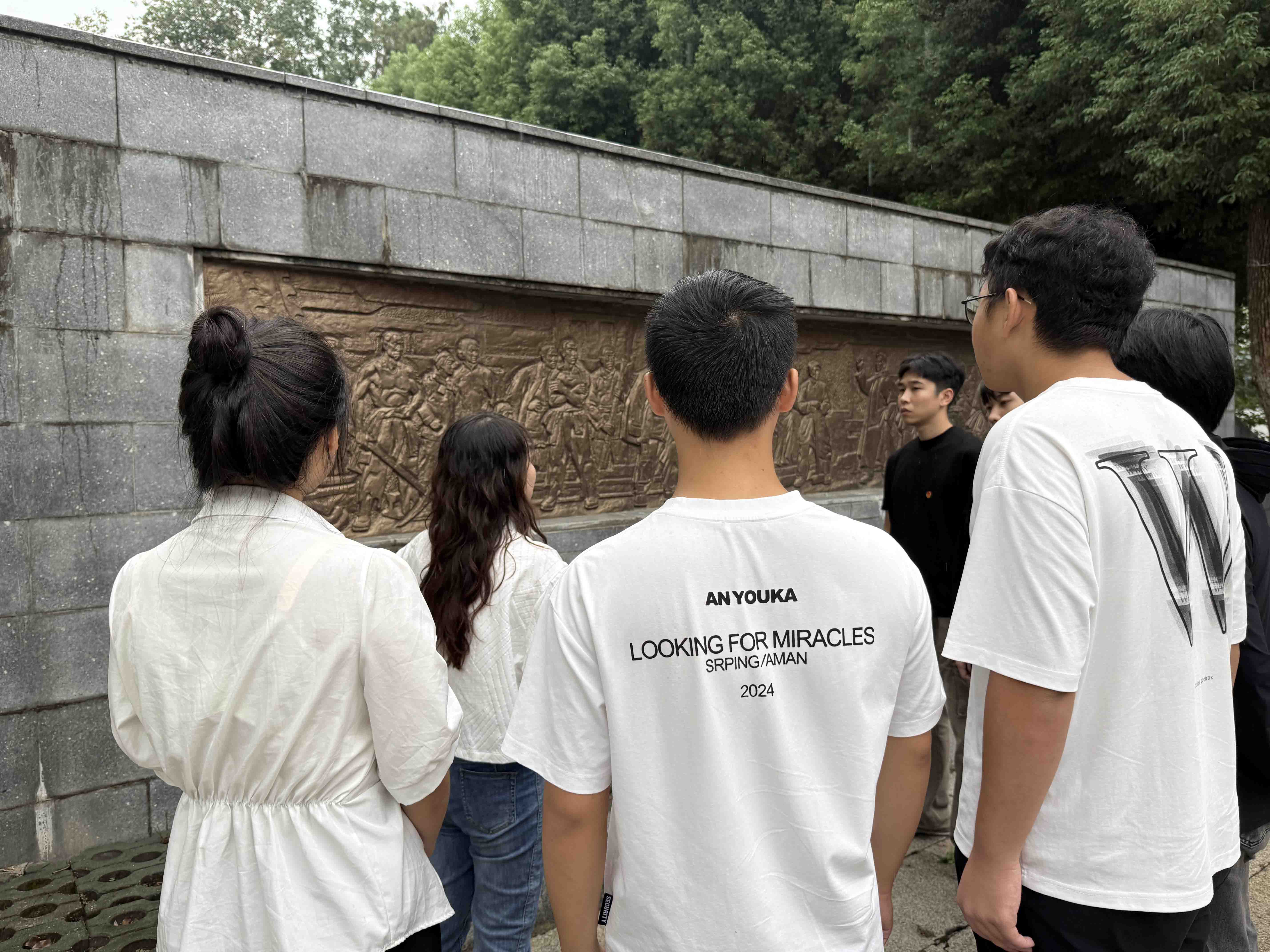 风雨寄哀思，精神永传承 ——申慱官网师生赴施洋烈士陵园开展祭扫活动
