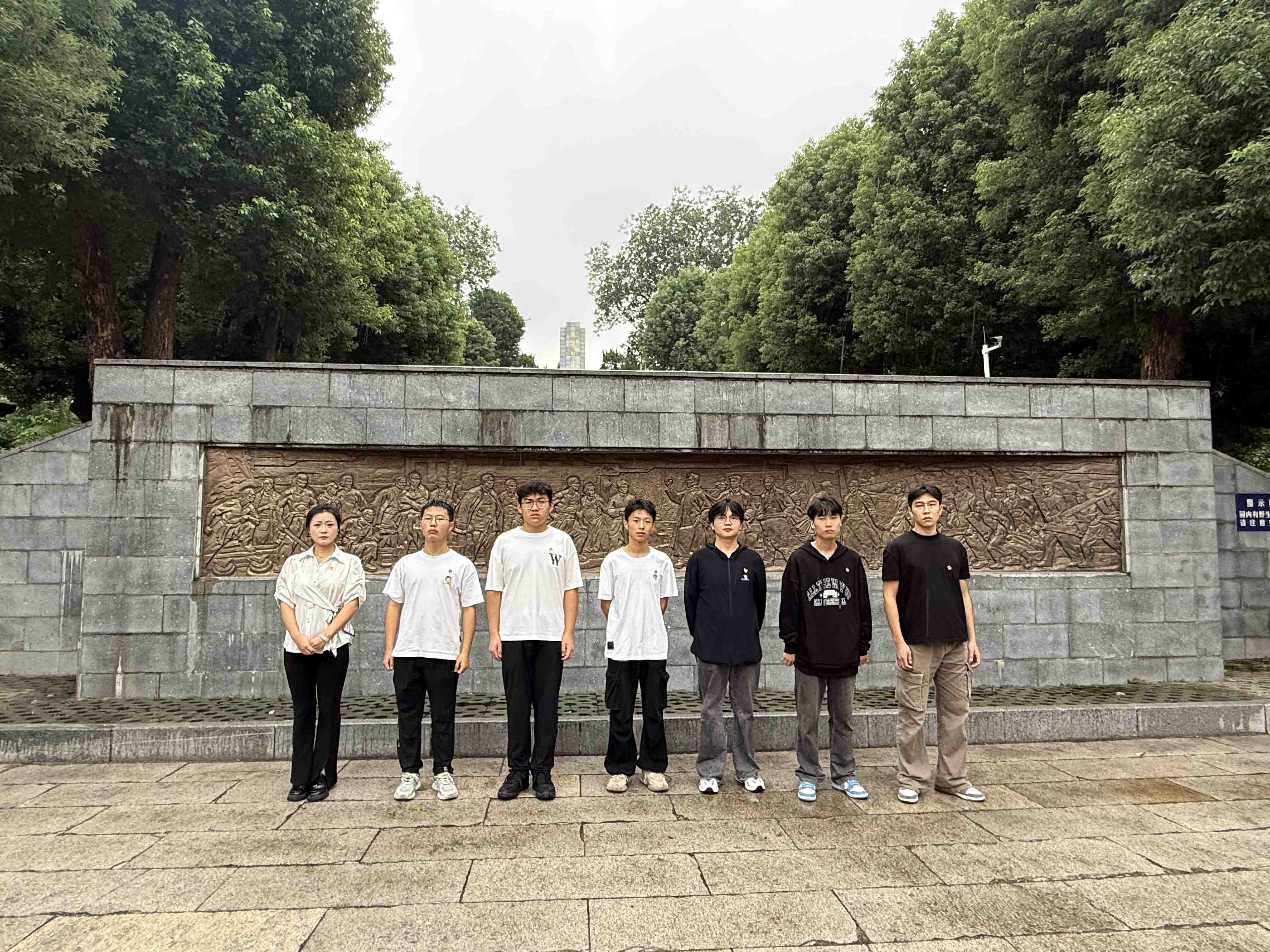 风雨寄哀思，精神永传承 ——申慱官网师生赴施洋烈士陵园开展祭扫活动