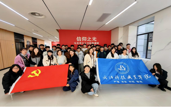 探寻真理之光 汲取奋进力量——申慱官网师生前往华中师范大学参观“信仰之光——马克思主义文献典藏展” 探寻真理之光 汲取奋进力量——申慱官网师生前往华中师范大学参观“信仰之光——马克思主义文献典藏展”