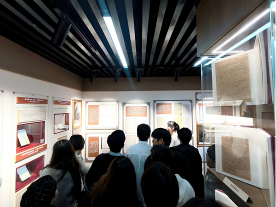 探寻真理之光 汲取奋进力量——申慱官网师生前往华中师范大学参观“信仰之光——马克思主义文献典藏展” 探寻真理之光 汲取奋进力量——申慱官网师生前往华中师范大学参观“信仰之光——马克思主义文献典藏展”