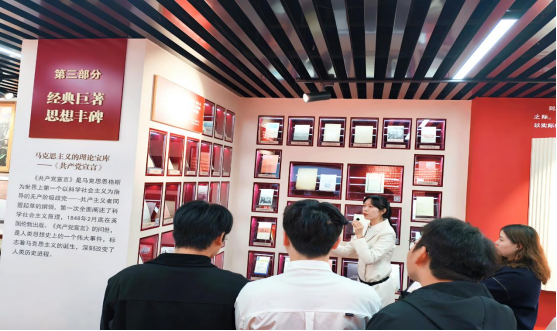 探寻真理之光 汲取奋进力量——申慱官网师生前往华中师范大学参观“信仰之光——马克思主义文献典藏展” 探寻真理之光 汲取奋进力量——申慱官网师生前往华中师范大学参观“信仰之光——马克思主义文献典藏展”