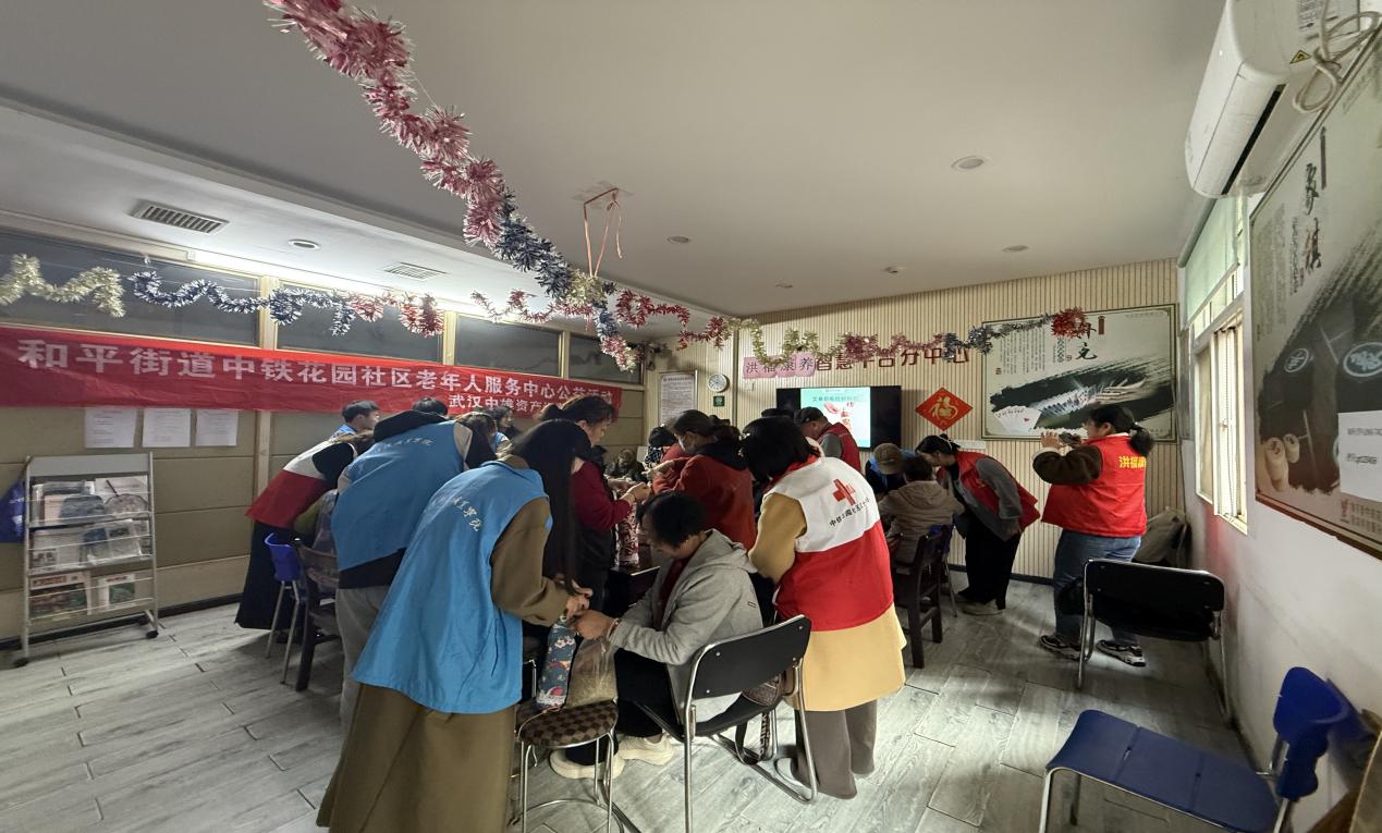 情暖重阳,枕护安康——sunbet申慱官网志愿者与长者共制艾草腰枕,乐享健康阳光 情暖重阳,枕护安康——sunbet申慱官网志愿者与长者共制艾草腰枕,乐享健康阳光