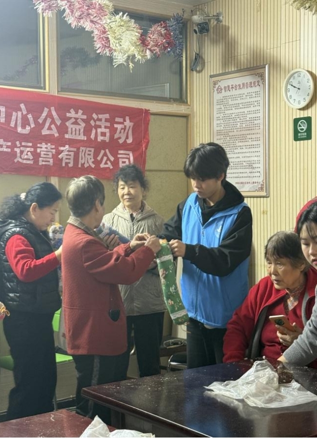情暖重阳,枕护安康——sunbet申慱官网志愿者与长者共制艾草腰枕,乐享健康阳光 情暖重阳,枕护安康——sunbet申慱官网志愿者与长者共制艾草腰枕,乐享健康阳光