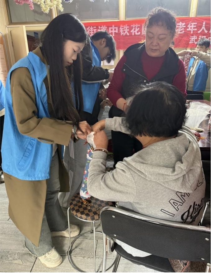 情暖重阳,枕护安康——sunbet申慱官网志愿者与长者共制艾草腰枕,乐享健康阳光 情暖重阳,枕护安康——sunbet申慱官网志愿者与长者共制艾草腰枕,乐享健康阳光