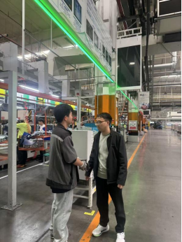 申慱官网2023级辅导员赴美的集团走访看望实习学生