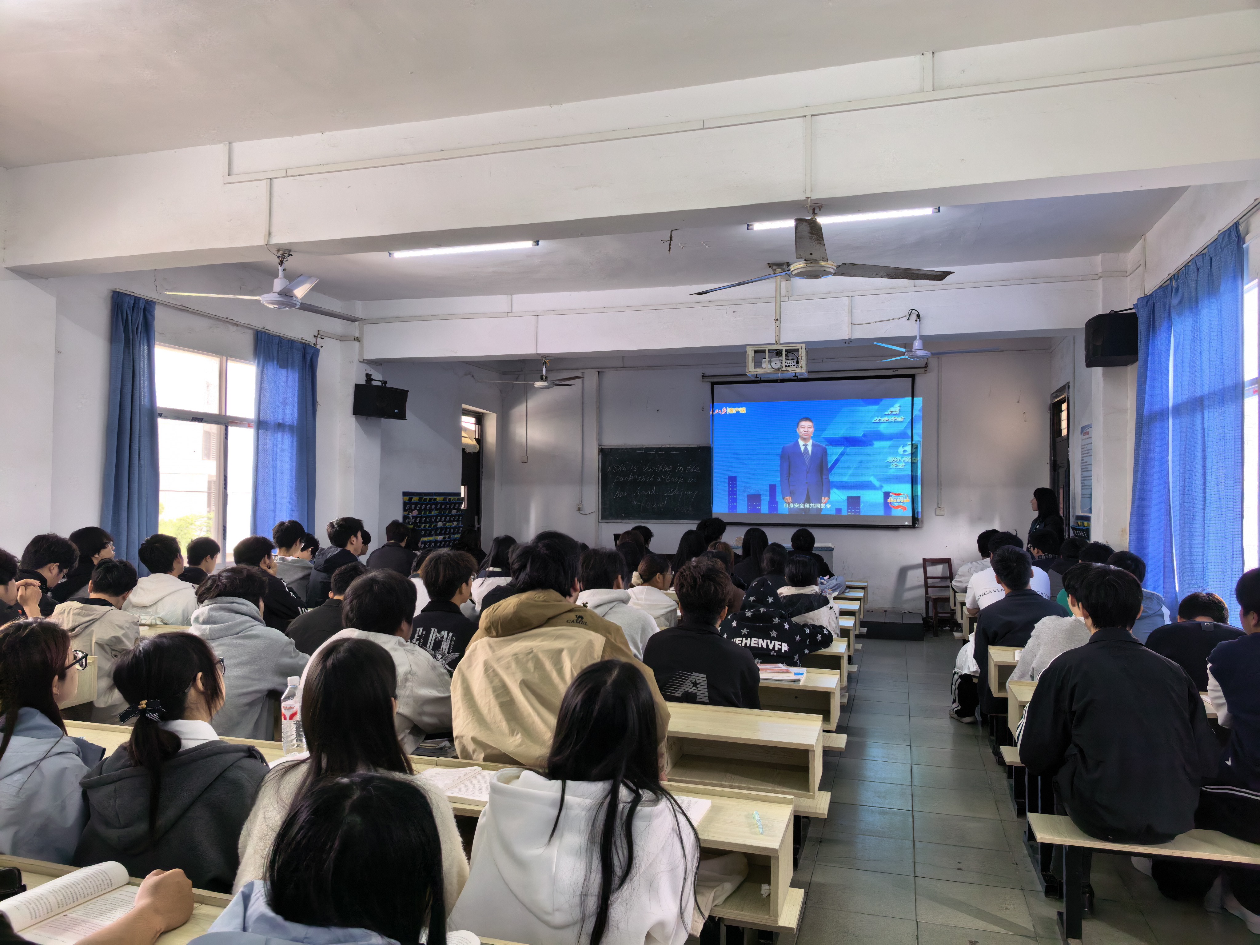 筑牢安全思想根基 勇担时代青年使命 —— 申慱官网组织学生同上总体国家安全观 “思政大课” 筑牢安全思想根基 勇担时代青年使命 —— 申慱官网组织学生同上总体国家安全观 “思政大课”
