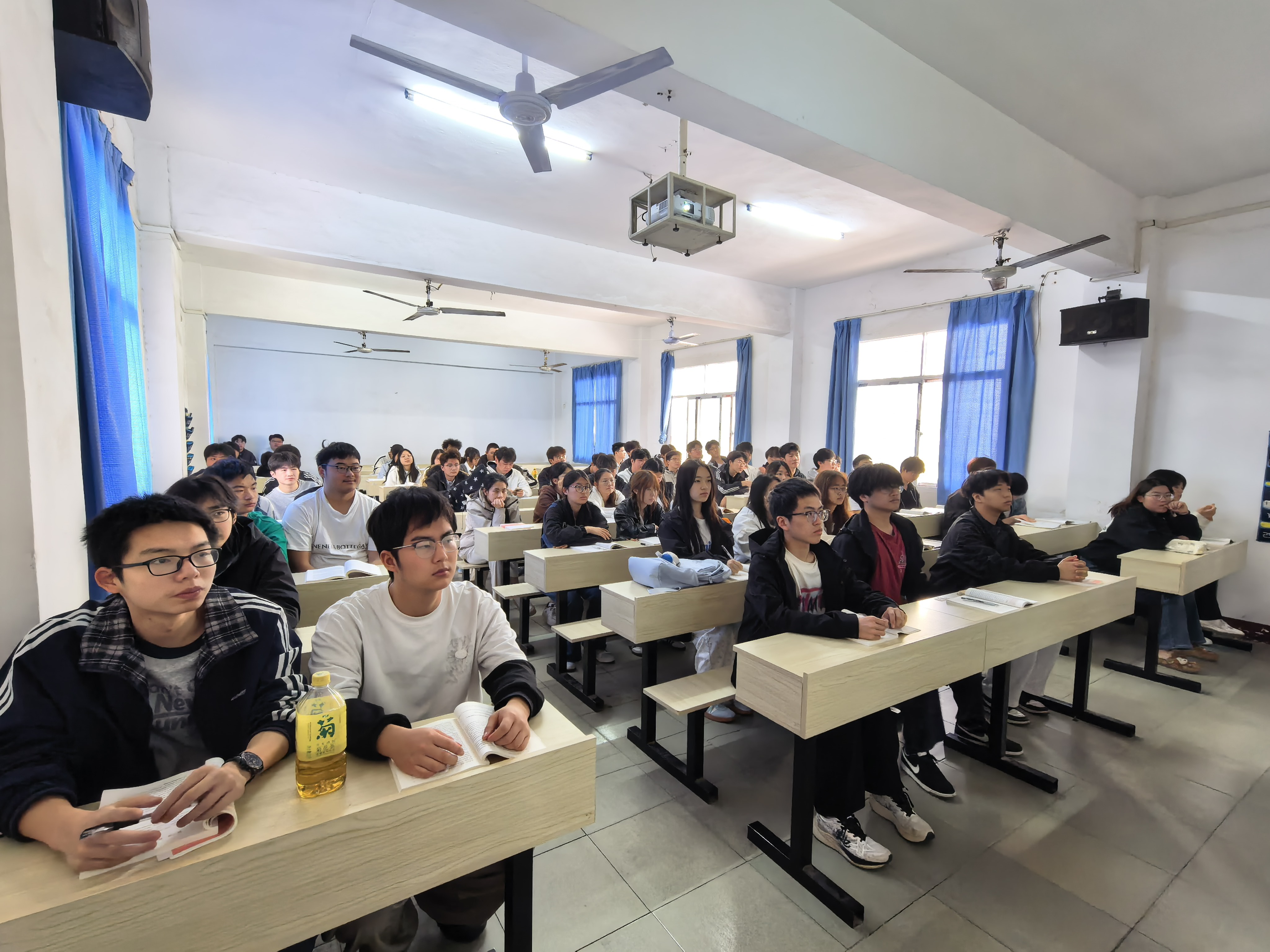 筑牢安全思想根基 勇担时代青年使命 —— 申慱官网组织学生同上总体国家安全观 “思政大课” 筑牢安全思想根基 勇担时代青年使命 —— 申慱官网组织学生同上总体国家安全观 “思政大课”