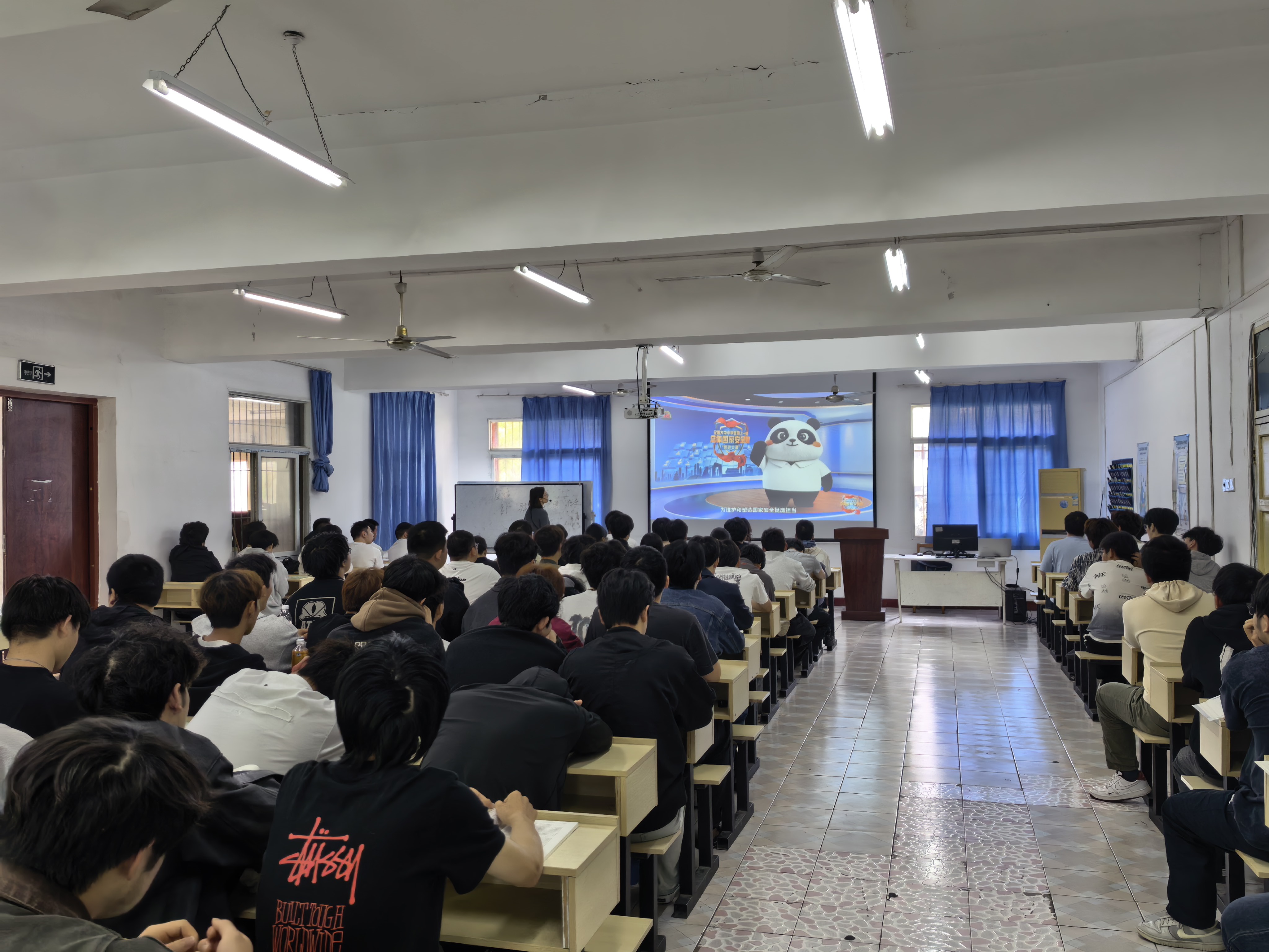 筑牢安全思想根基 勇担时代青年使命 —— 申慱官网组织学生同上总体国家安全观 “思政大课” 筑牢安全思想根基 勇担时代青年使命 —— 申慱官网组织学生同上总体国家安全观 “思政大课”