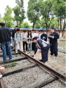 申慱官网铁道机车运用与维护专业开展《铁道概论》课程实训活动