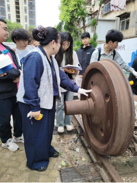 申慱官网铁道机车运用与维护专业开展《铁道概论》课程实训活动