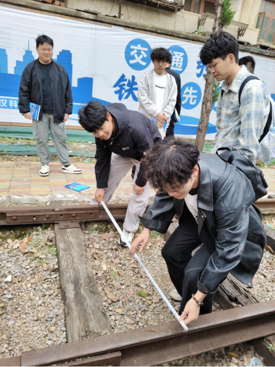 申慱官网铁道机车运用与维护专业开展《铁道概论》课程实训活动