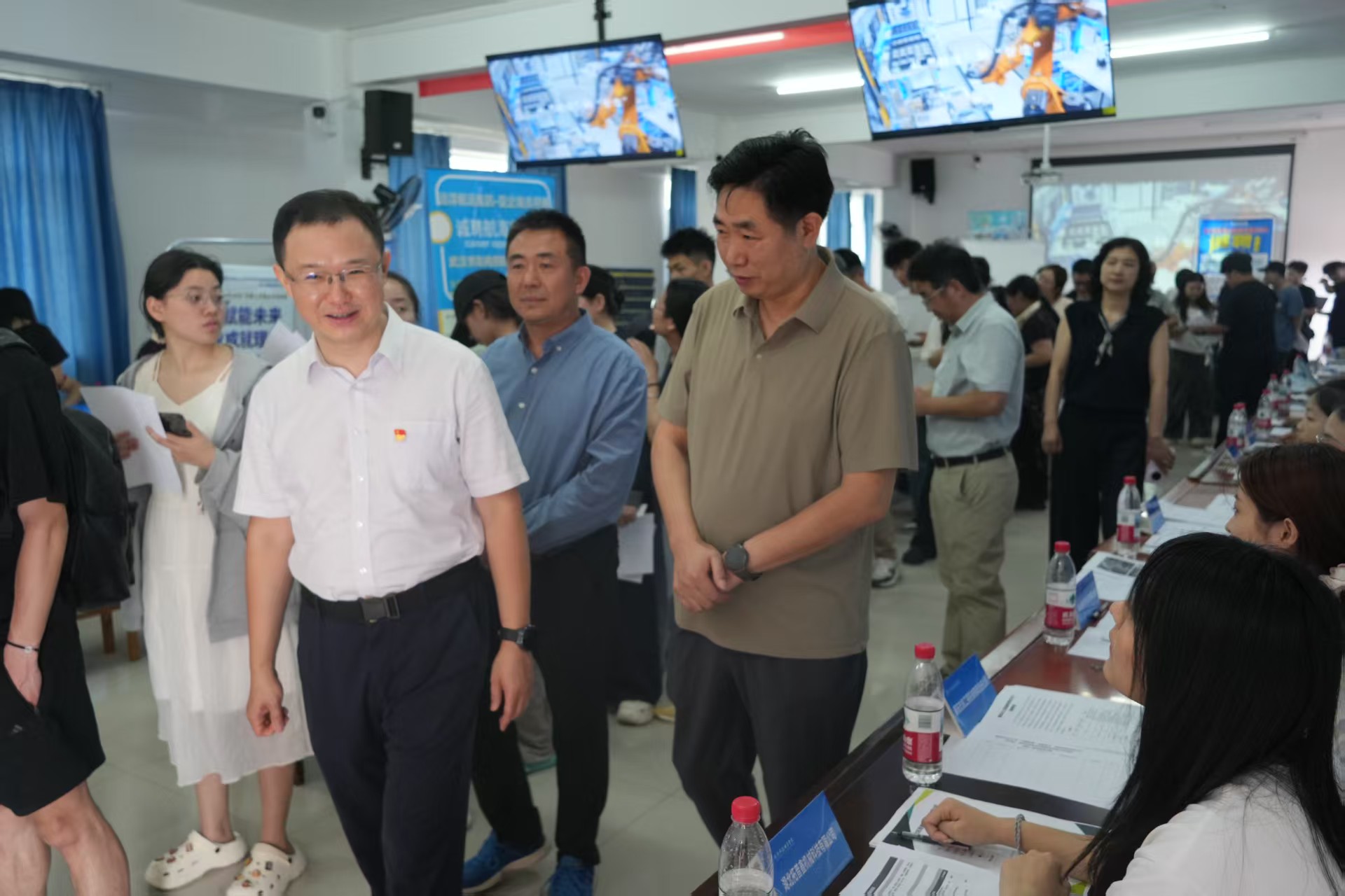 毕业进行时,就业零距离——sunbet申慱官网2026年校园招聘会搭建 就业直通车 毕业进行时,就业零距离——sunbet申慱官网2026年校园招聘会搭建 就业直通车