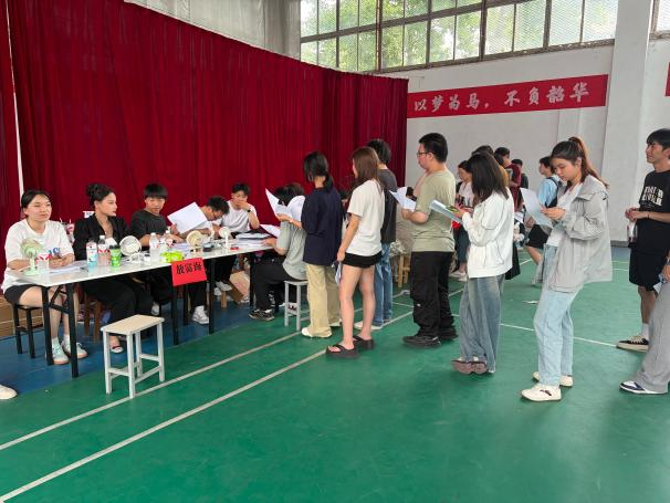 青春扬帆,筑梦远航 ——申慱官网顺利完成2026届毕业生集中离校手续办理工作 青春扬帆,筑梦远航 ——申慱官网顺利完成2026届毕业生集中离校手续办理工作