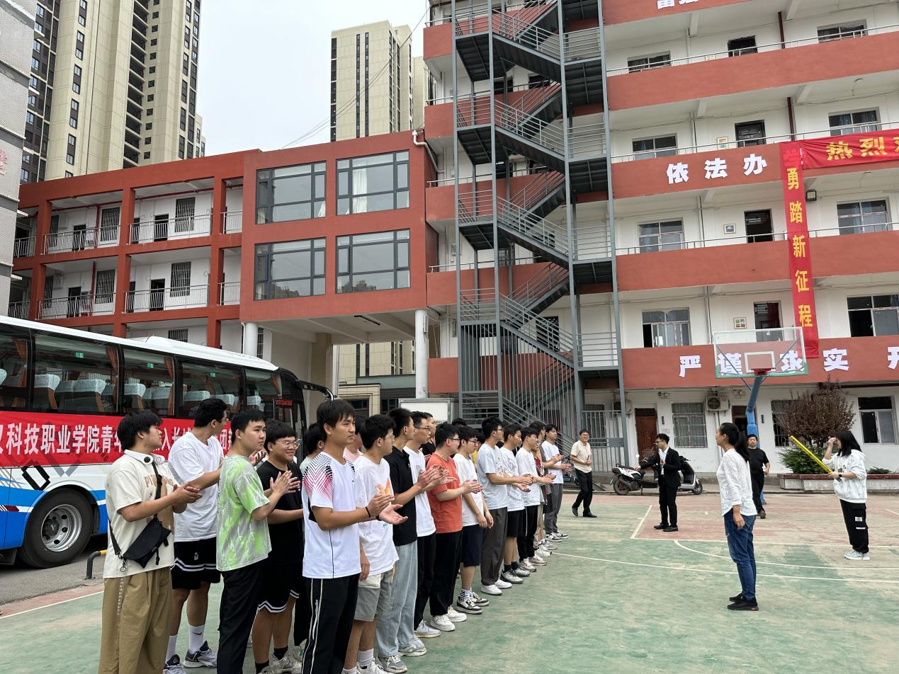 武科职学子开启新征程：申慱官网欢送学生赴企业实习就业！