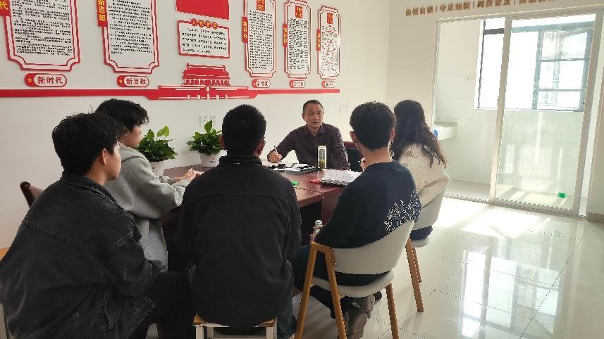 sunbet申慱官网党委书记进学生社区 践行中央八项规定精神