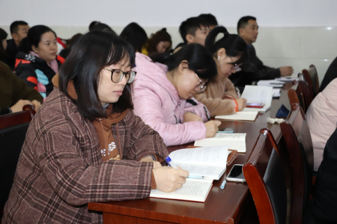 省委讲师团成员中南民族大学阎占定教授 莅临申慱官网宣讲党的十九届四中全会精神 省委讲师团成员中南民族大学阎占定教授 莅临申慱官网宣讲党的十九届四中全会精神