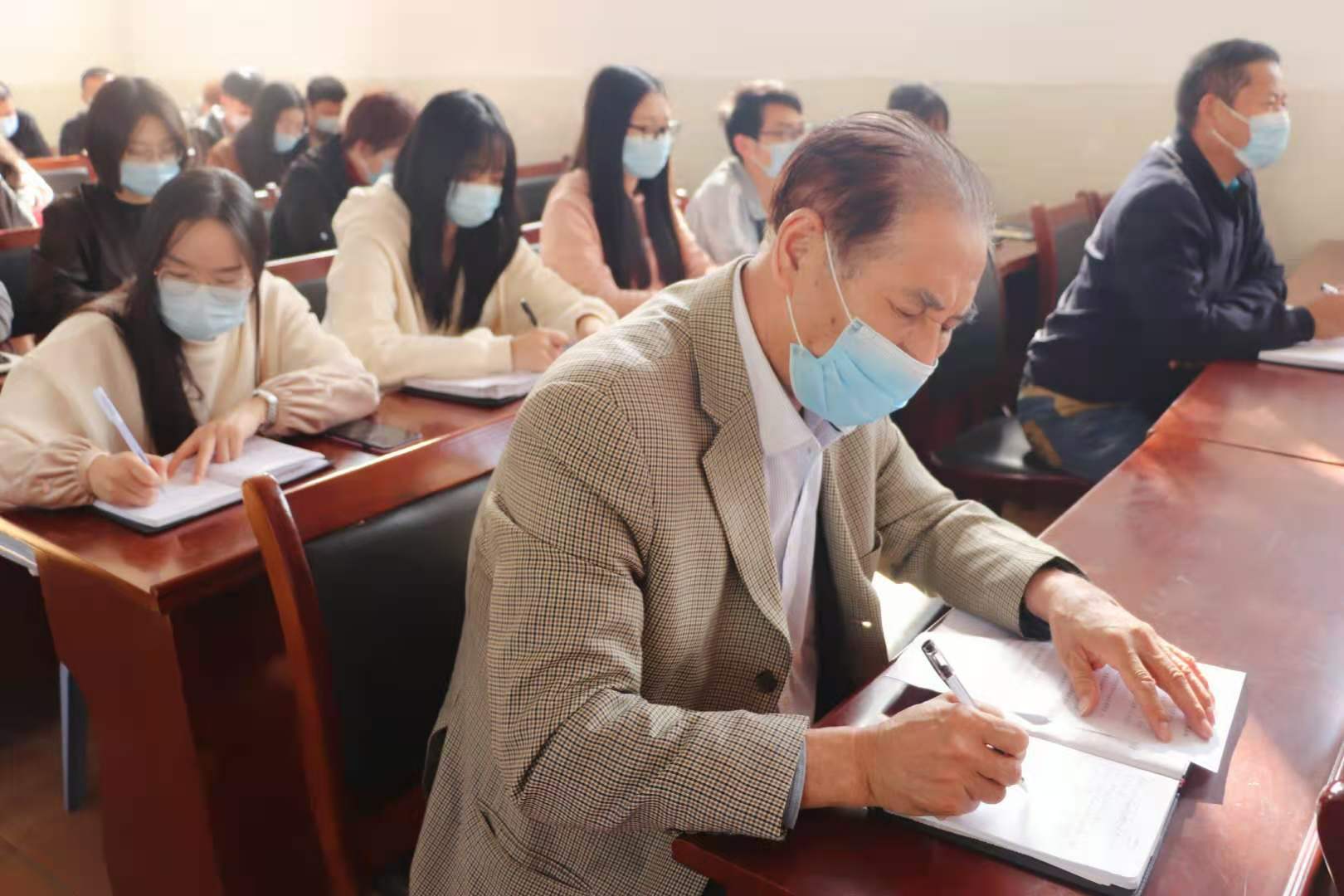 申慱官网组织党员干部及广大师生 学习贯彻党的十九届五中全会精神 申慱官网组织党员干部及广大师生 学习贯彻党的十九届五中全会精神