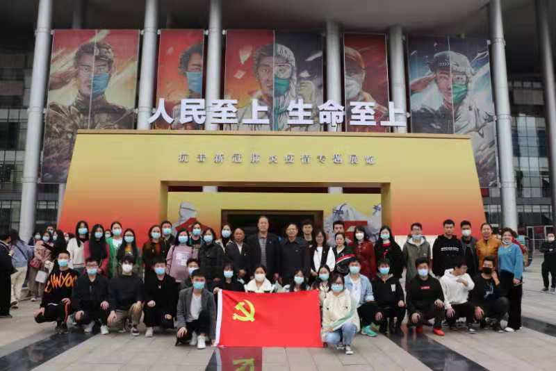 人民至上,生命至上 申慱官网组织党员教职工及入党积极分子 到武汉客厅参观抗疫专题展览 人民至上,生命至上 申慱官网组织党员教职工及入党积极分子 到武汉客厅参观抗疫专题展览