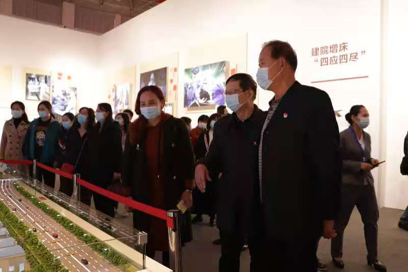 人民至上,生命至上 申慱官网组织党员教职工及入党积极分子 到武汉客厅参观抗疫专题展览 人民至上,生命至上 申慱官网组织党员教职工及入党积极分子 到武汉客厅参观抗疫专题展览