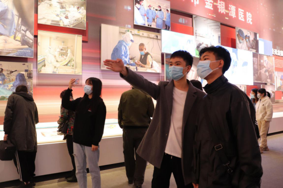 人民至上,生命至上 申慱官网组织党员教职工及入党积极分子 到武汉客厅参观抗疫专题展览 人民至上,生命至上 申慱官网组织党员教职工及入党积极分子 到武汉客厅参观抗疫专题展览