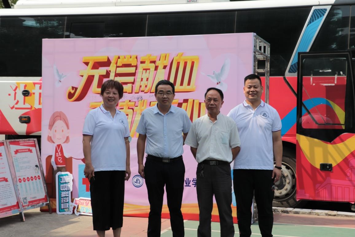 申慱官网组织百余名学生参加杨园街道 团体无偿献血活动 申慱官网组织百余名学生参加杨园街道 团体无偿献血活动