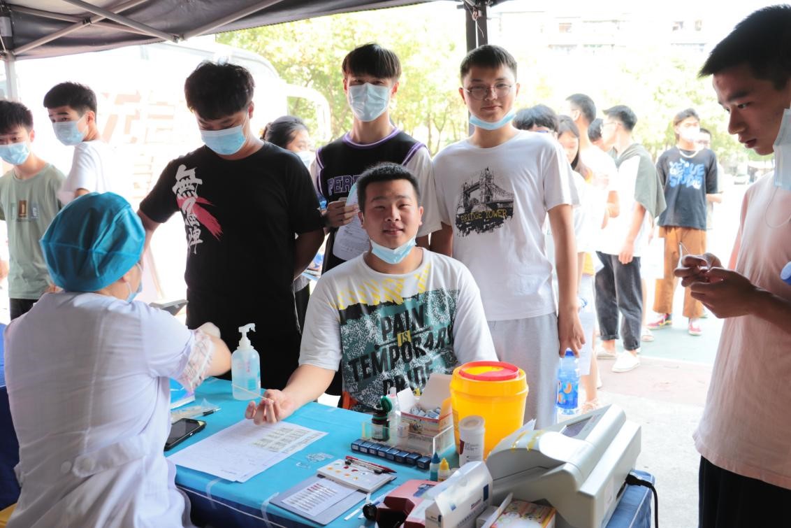 申慱官网组织百余名学生参加杨园街道 团体无偿献血活动 申慱官网组织百余名学生参加杨园街道 团体无偿献血活动