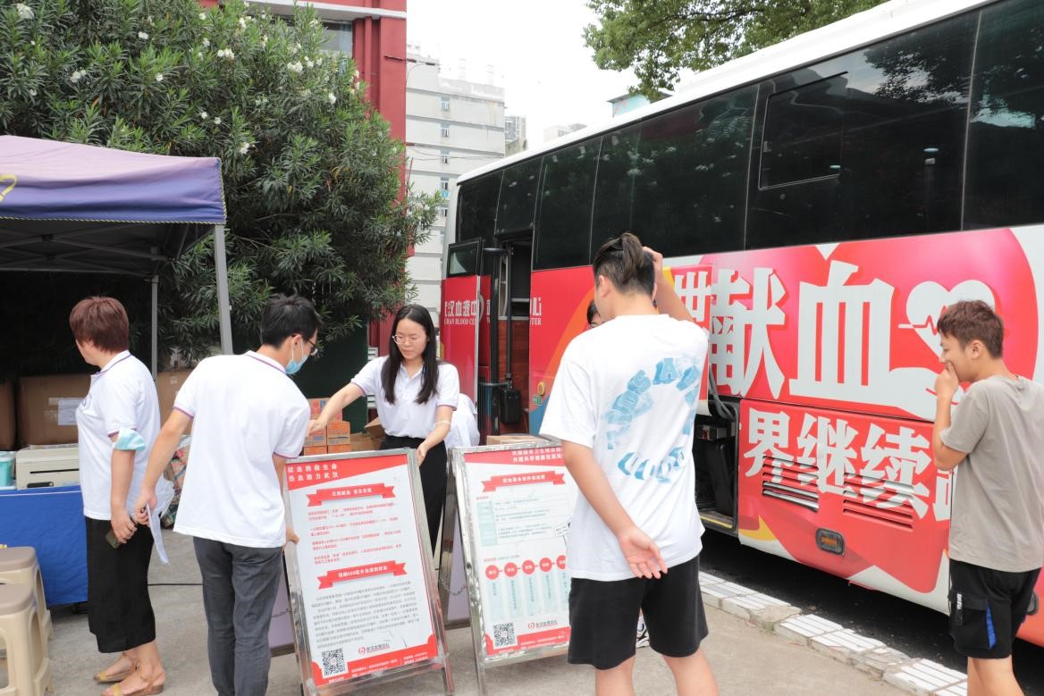 申慱官网组织百余名学生参加杨园街道 团体无偿献血活动 申慱官网组织百余名学生参加杨园街道 团体无偿献血活动